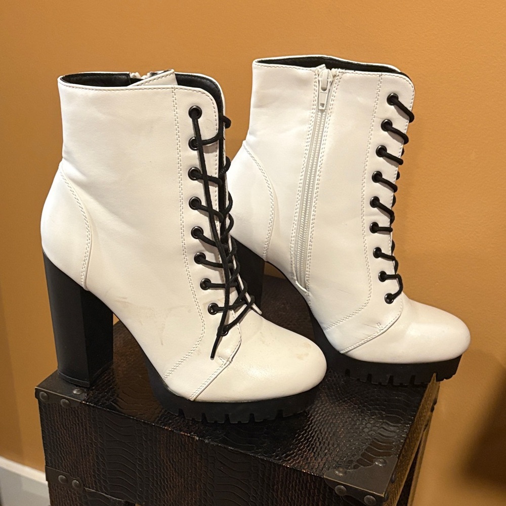 GIGI PIP White Lace-Up Platform Ankle Boots with Black Laces